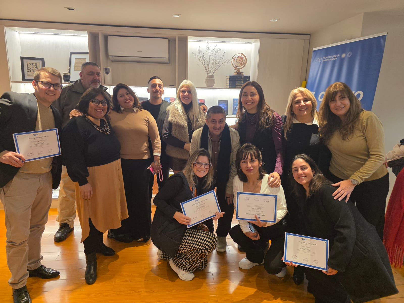 Roberto Corvalán en la entrega de certificaciones junto a coaches de su comunidad