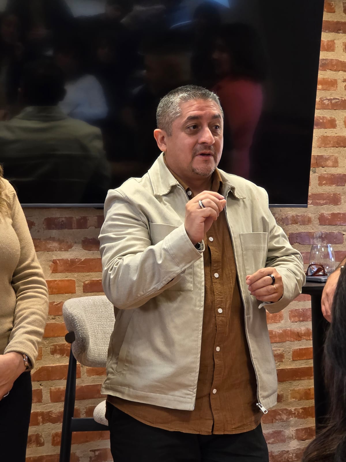 Roberto Corvalán dando una conferencia sobre liderazgo