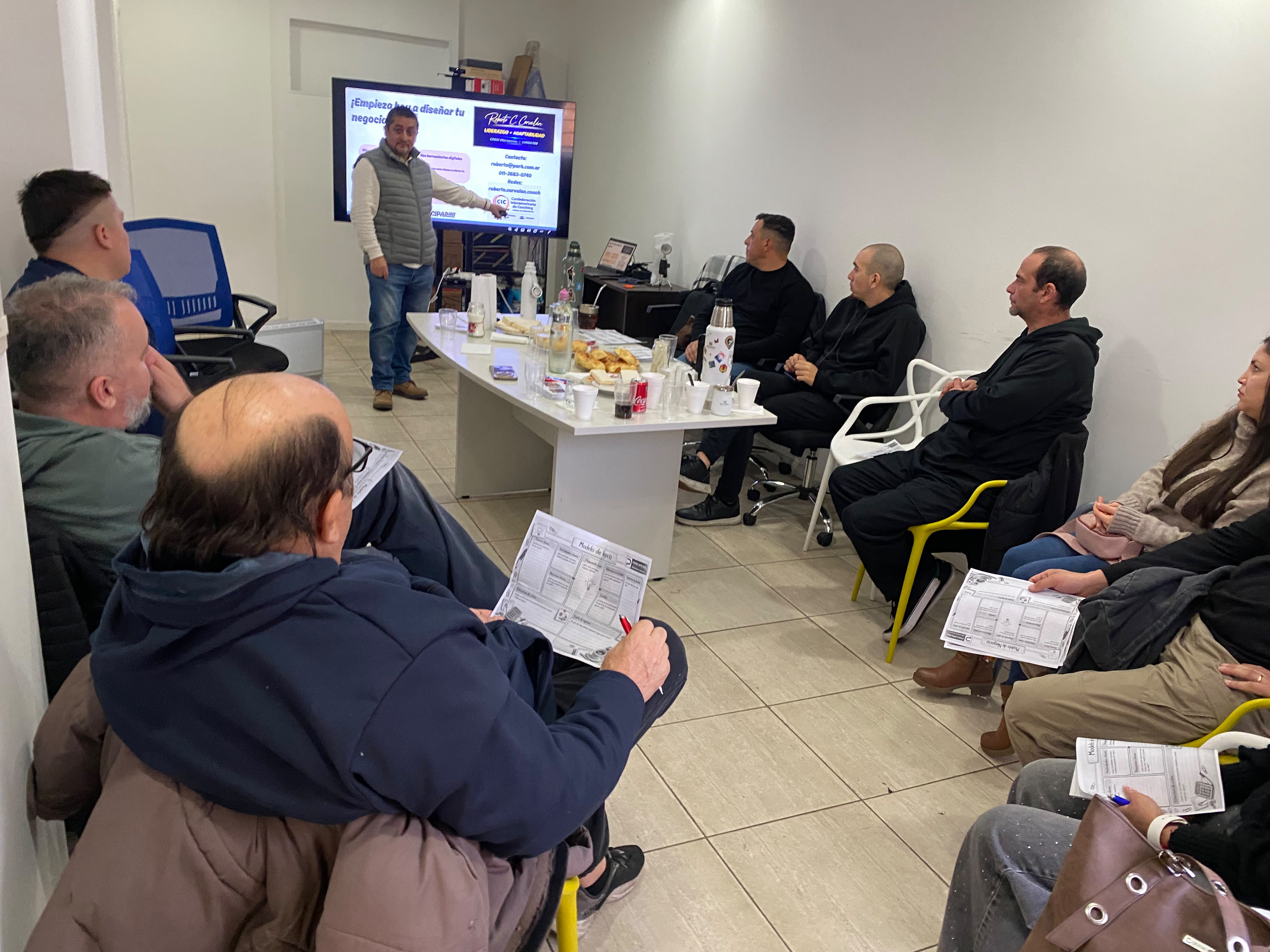 Roberto Corvalán dictando un taller de modelo de negocio y liderazgo
